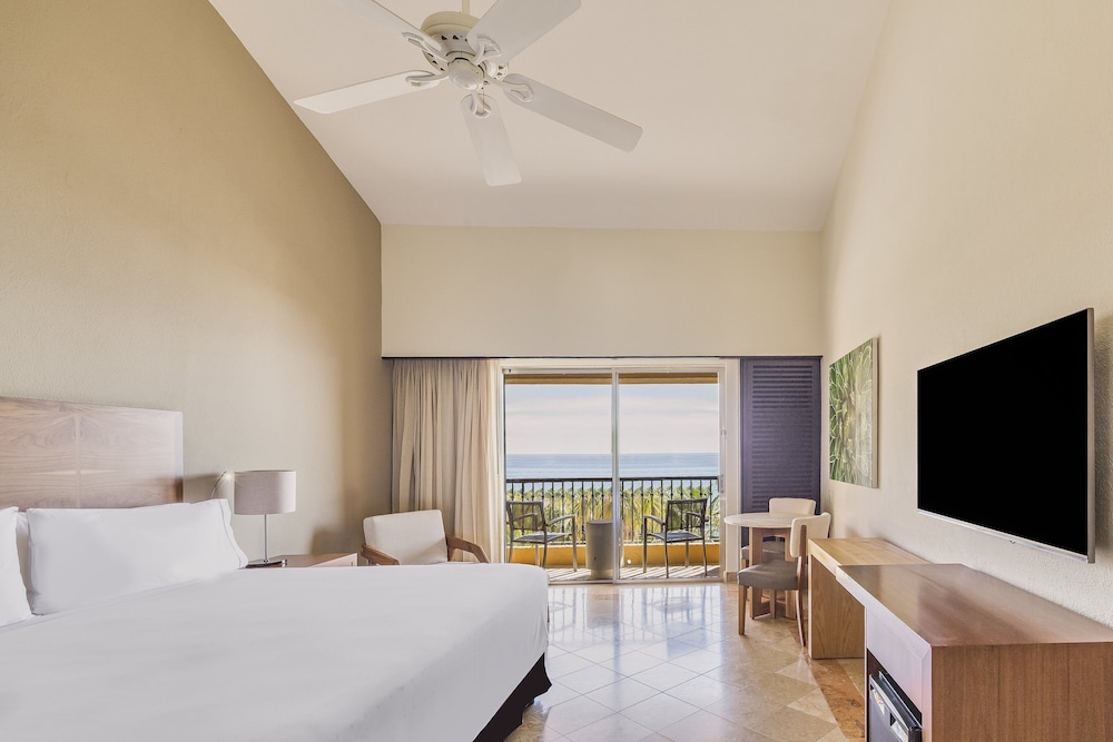 Deluxe Room, 1 King Bed, Ocean View - Photo 4