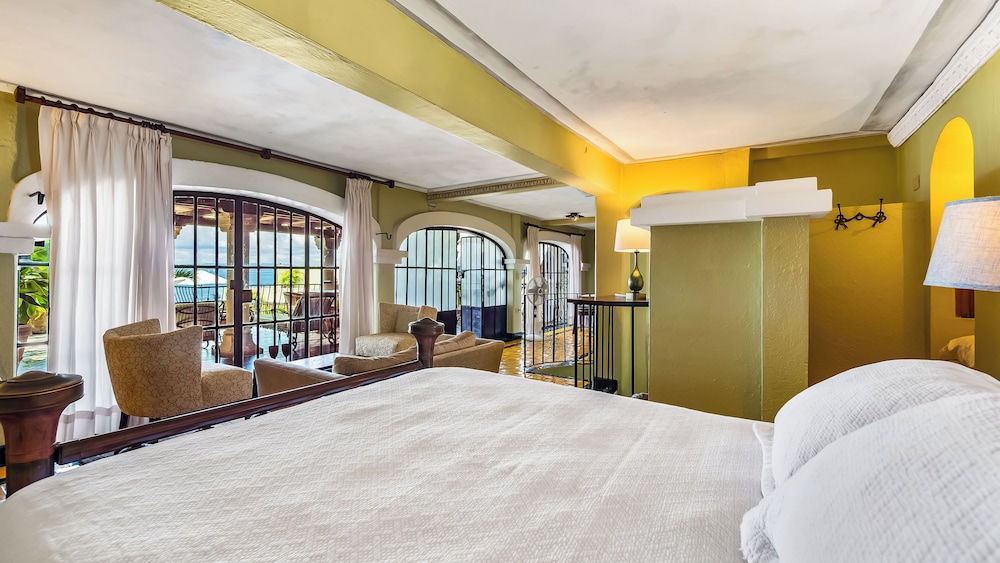 Larger Deluxe Suite, Ocean View with Bathtub photo 3