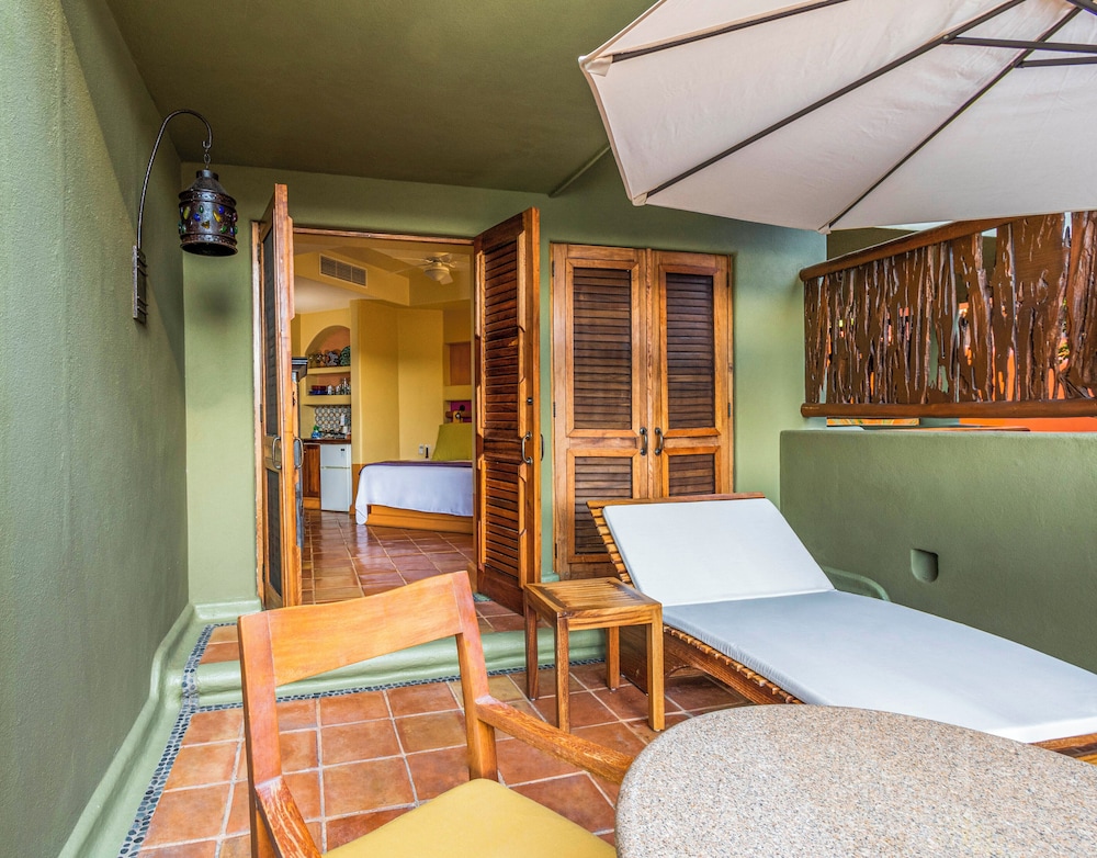 STUDIO KING WITH BALCONY - Photo 1
