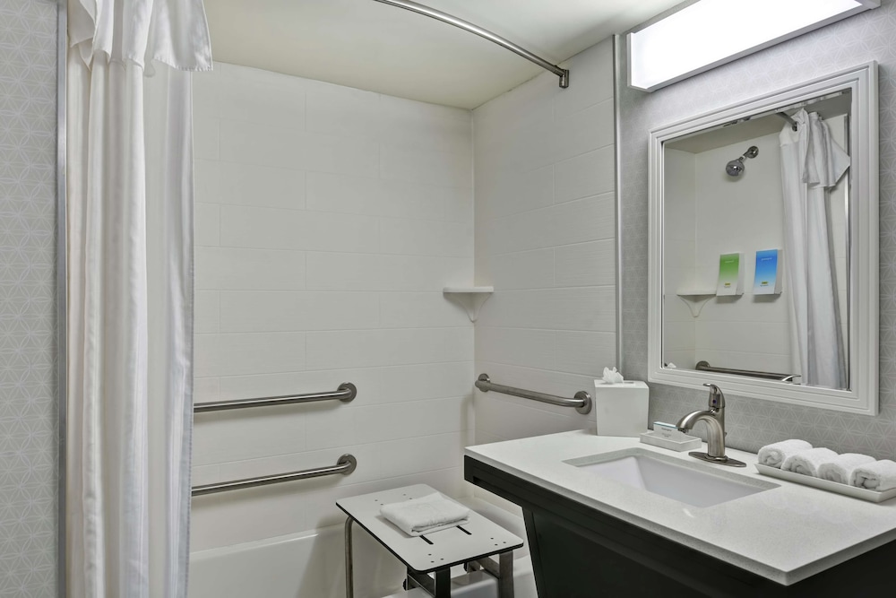 Studio, 1 King Bed, Accessible, Bathtub - Photo 6