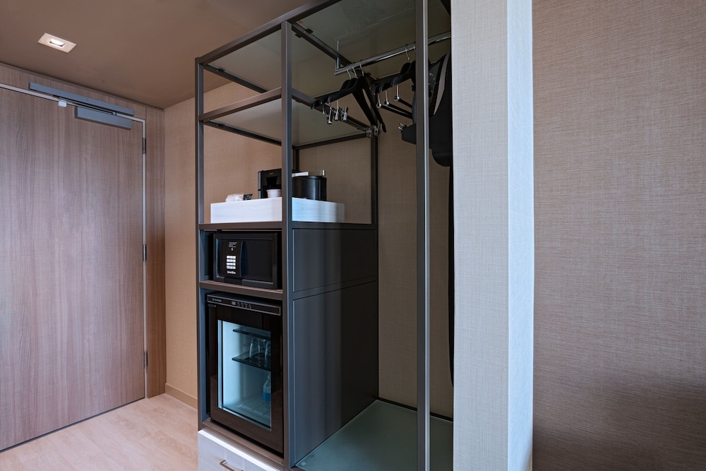 Deluxe Room, 1 Double Bed (Mobility Accessible, Roll-in Shower) photo 2