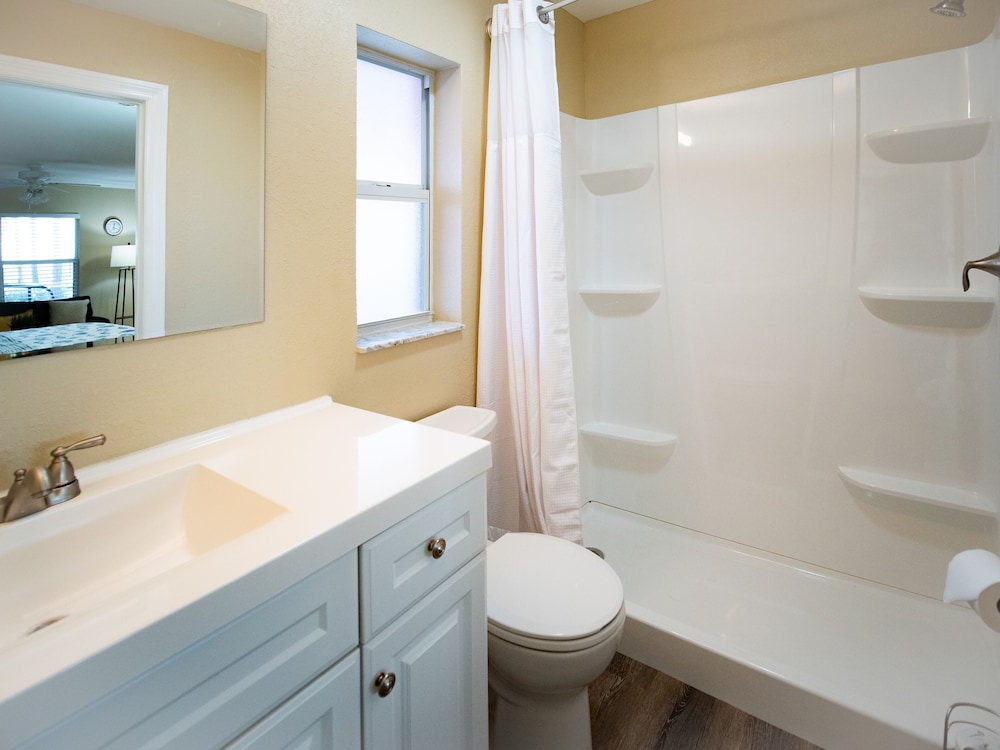 Deluxe Studio Suite, 1 King Bed, Kitchen, River View photo 3