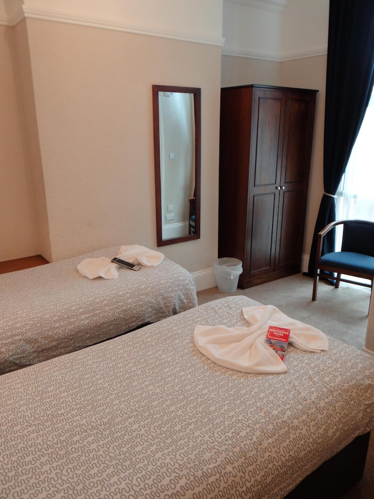 Twin Room, Ensuite photo 3