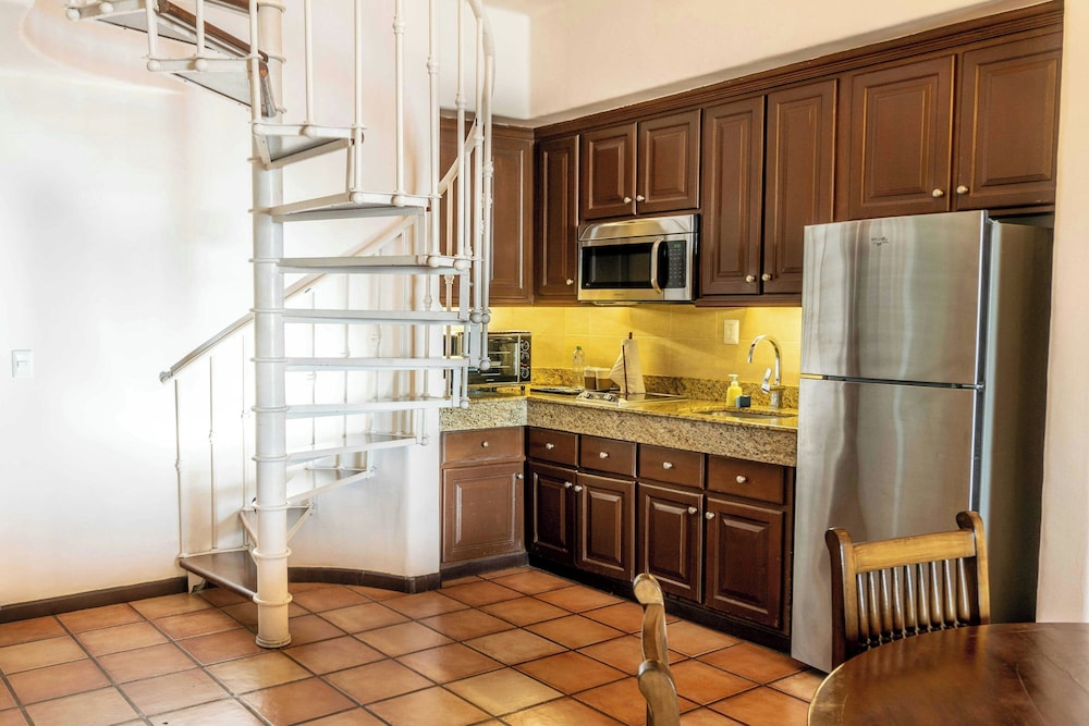 Suite, 3 Bedrooms, Non Smoking, Balcony (Oceanfront) thumbnail 5