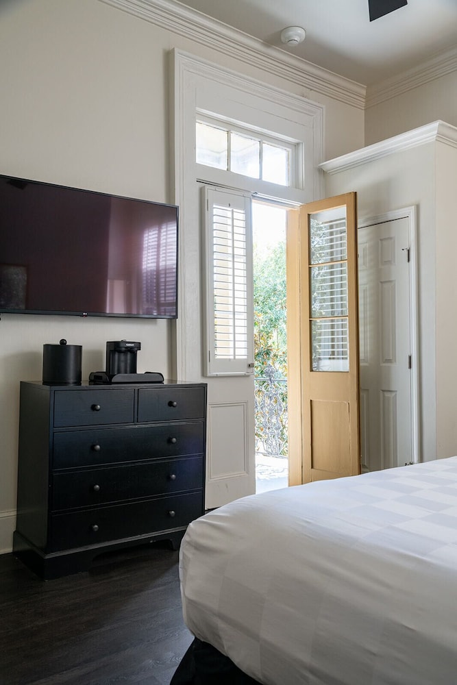 Room, 1 King Bed, Balcony - Photo 5