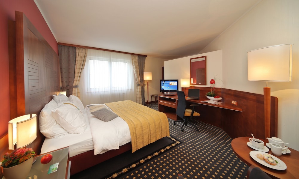 Suite, 1 King Bed, Non Smoking photo 3