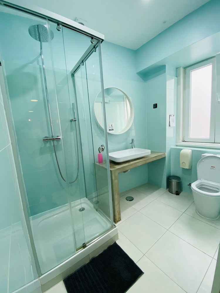 Double Room, 1 King Bed, Non Smoking, Shared Bathroom (2) photo 3