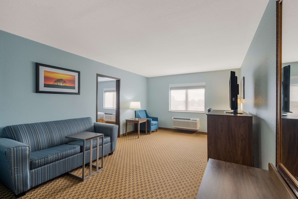 Executive Suite, 1 King Bed, Non Smoking, Refrigerator & Microwave (with Sofabed) photo 2