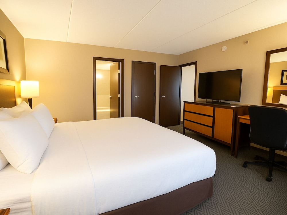 Suite, 1 King Bed, Balcony - Photo 1