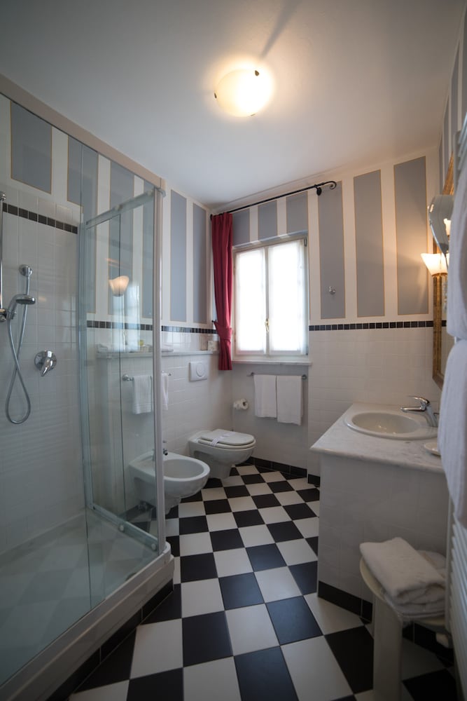Queen Room - Photo 11