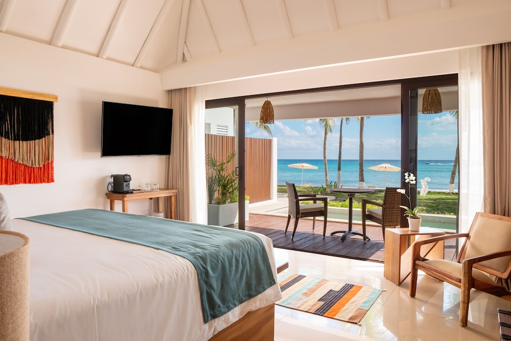 Beachfront Swim Up Suite - Photo 1