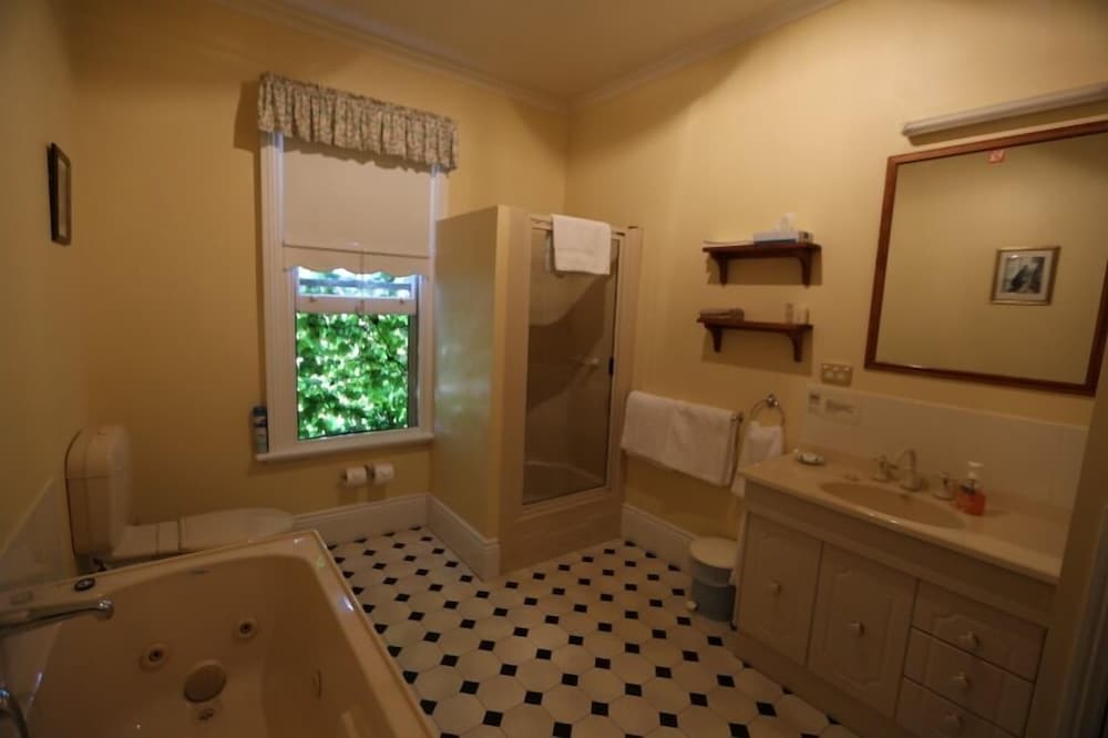Honeymoon Spa Suite photo 3