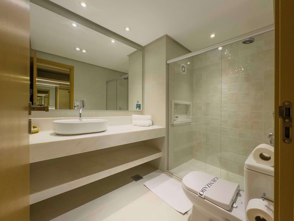 Premier Room, Multiple Beds, Non Smoking thumbnail 6