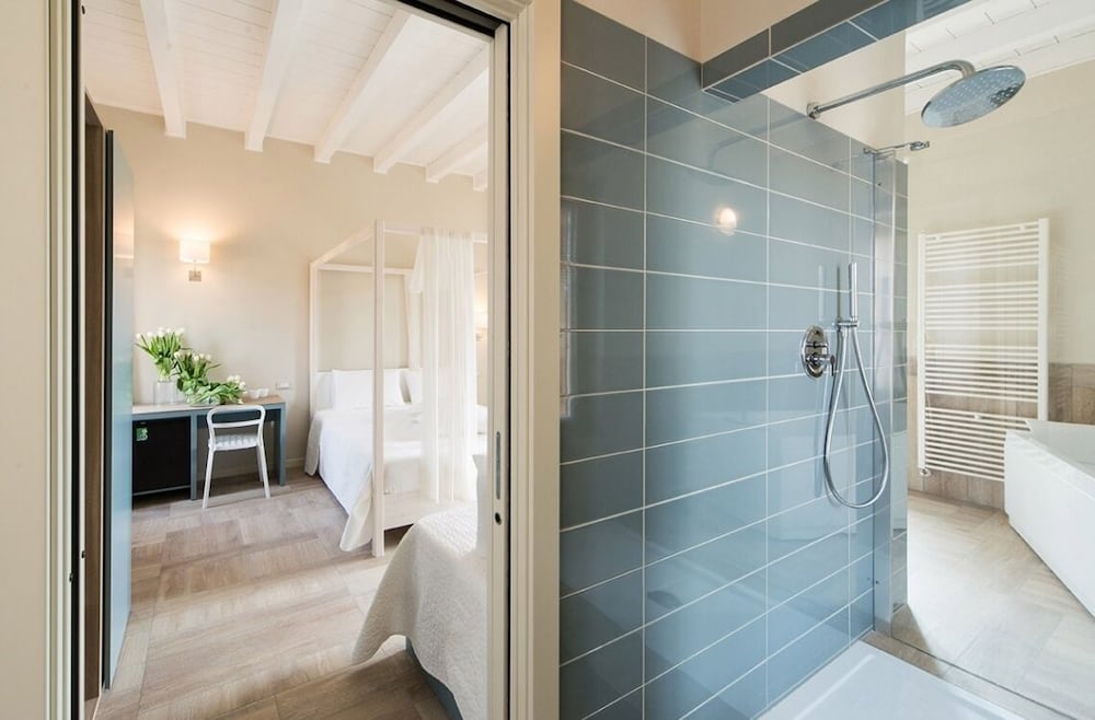 Romantic Suite, Hot Tub photo 2