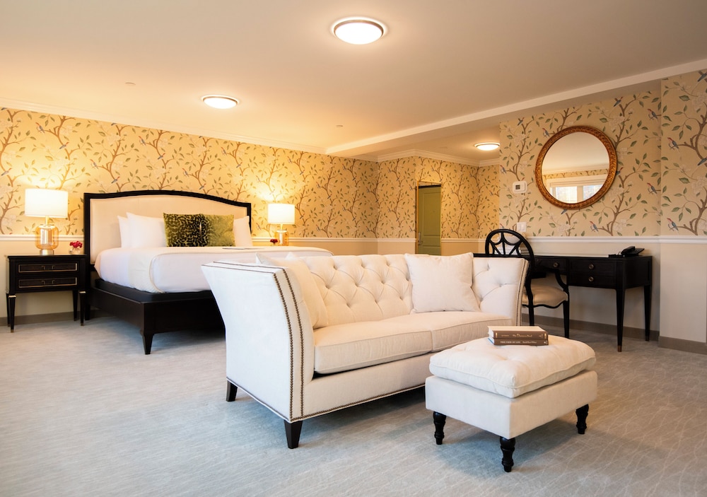 Premier Room, 1 King Bed photo 2