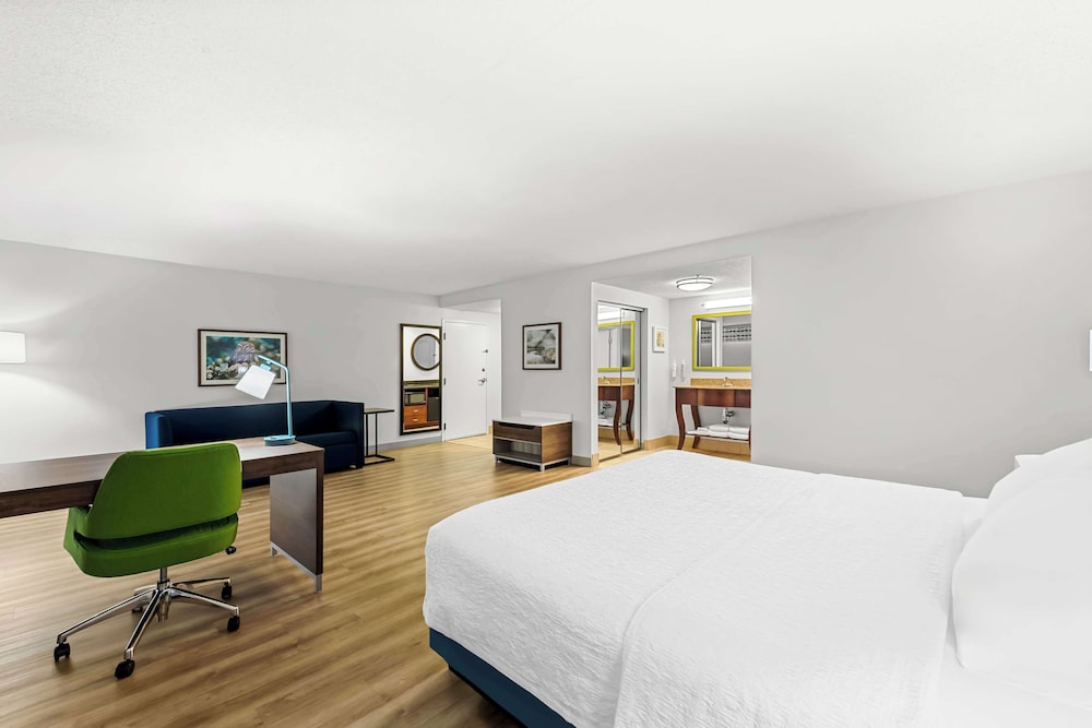 Studio Suite, 1 King Bed, Non Smoking - Photo 3