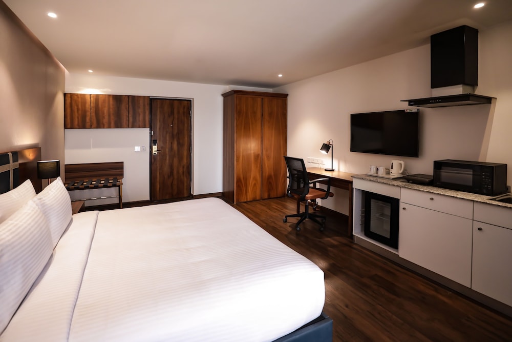 Deluxe Suite with Private Terrace - Photo 2