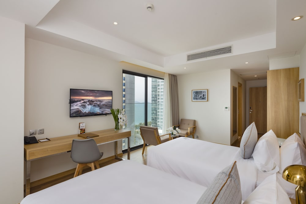 Premium Twin Ocean View With Balcony photo 3