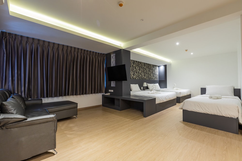 Family Room, Multiple Beds, 2 Bathrooms photo 3