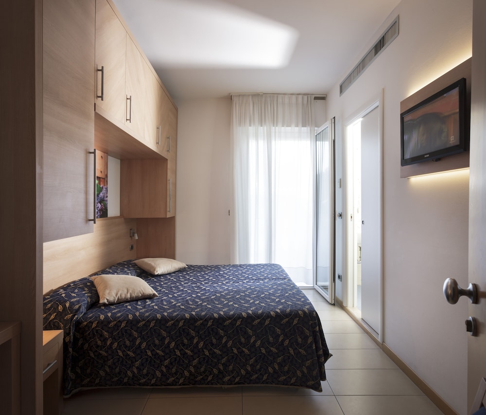 Standard Double or Twin Room photo 1