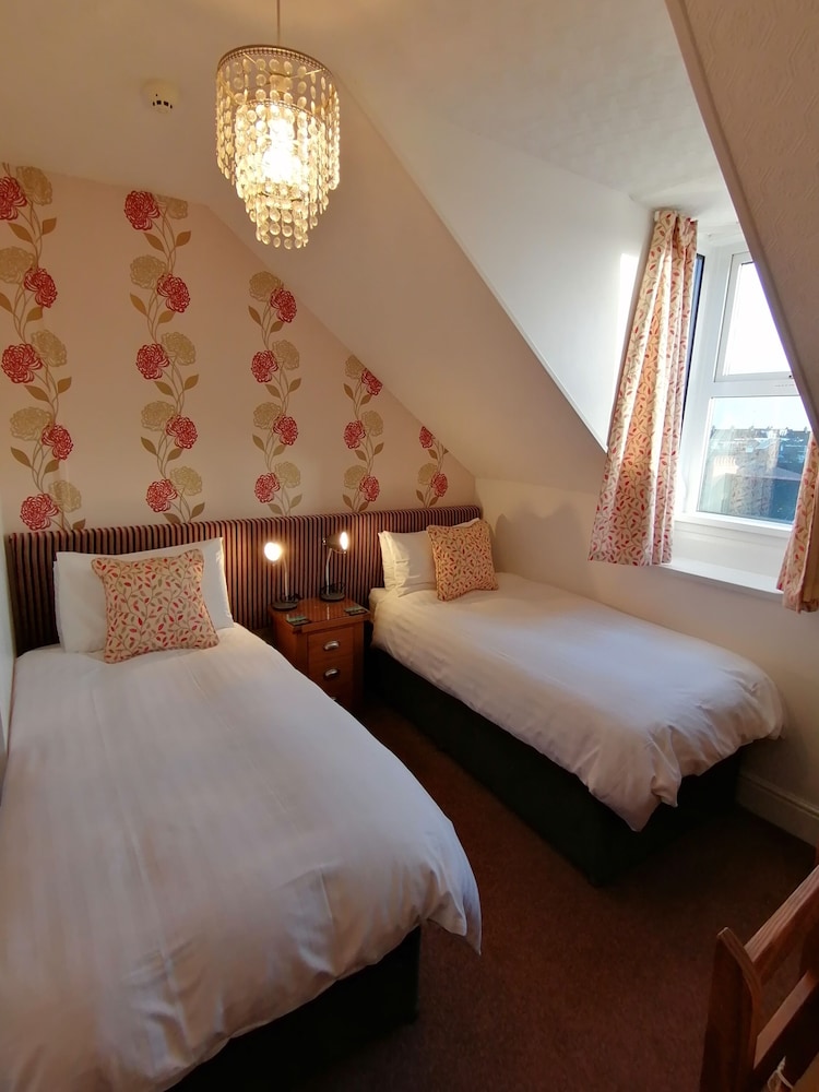 Twin Room, Private Bathroom (Shower Only ) photo 2