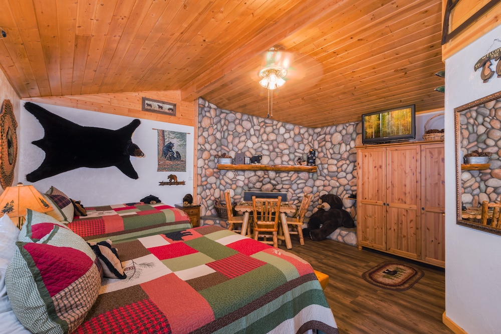 Standard Cabin, 2 Queen Beds, Non Smoking (Bears Den)