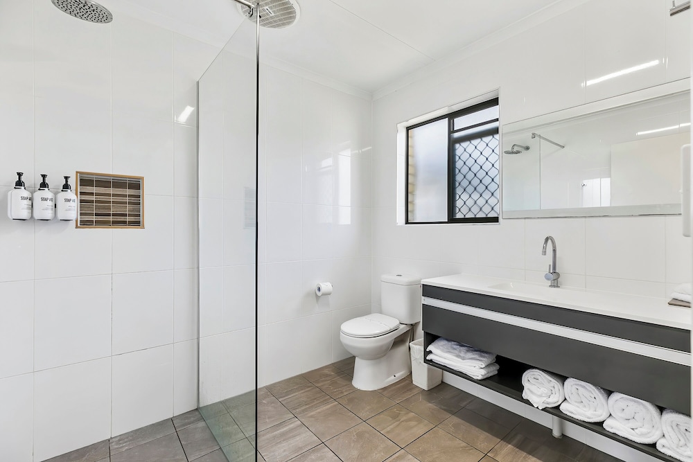 Standard Room, Multiple Beds, Non Smoking (Upgrade) - Photo 8