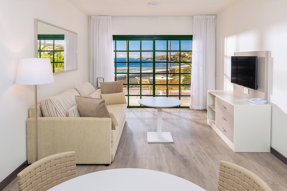 One Bedroom Suite Sea View (2+2)