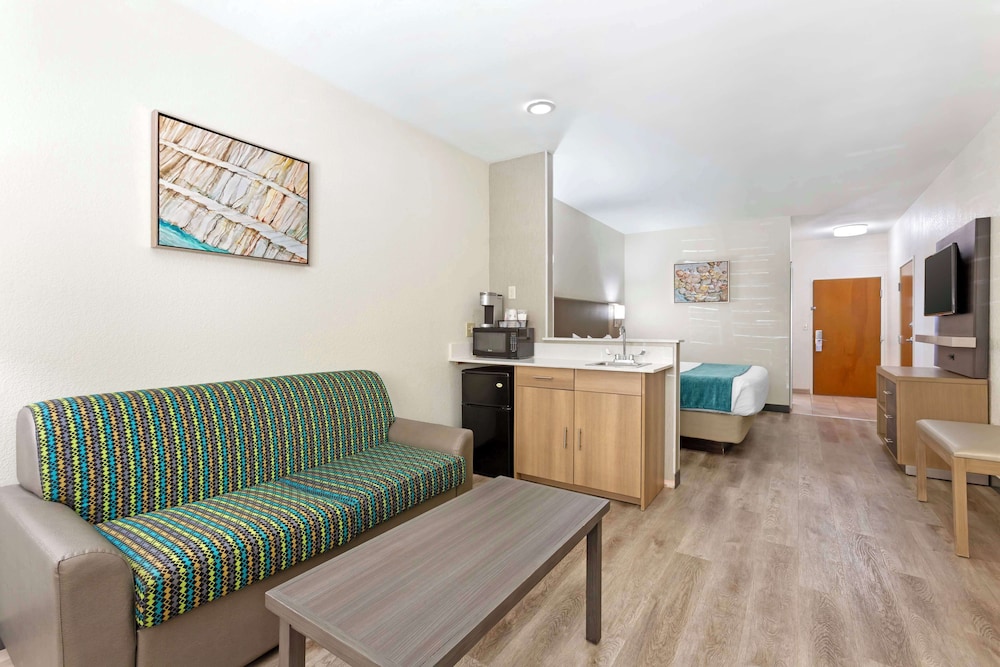 Standard Room, 1 King Bed, Non Smoking, Refrigerator & Microwave (with Sofabed) - Photo 5