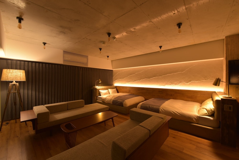 Superior Twin Room thumbnail 6