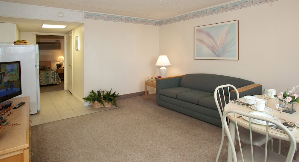 Suite, 1 Bedroom, Pool View (B) - Photo 3