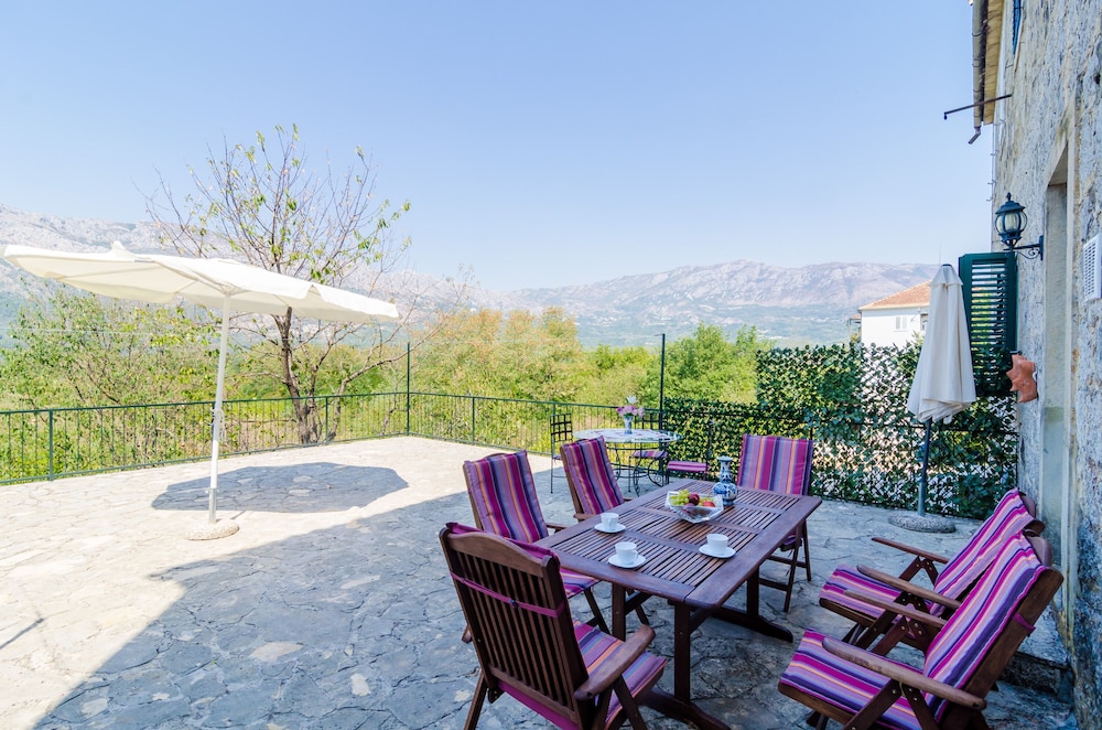 House (Four Bedroom Holiday Home with Terrac)