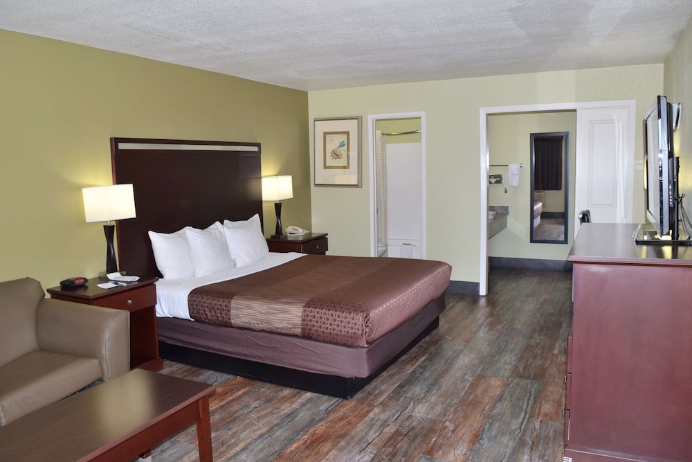 Standard Room, 1 King Bed, Non Smoking, Refrigerator & Microwave photo 1