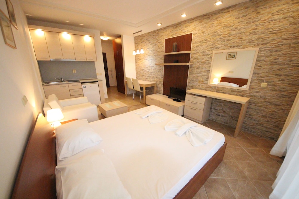 Deluxe Studio, Pool View
