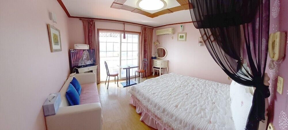Room (203) photo 1