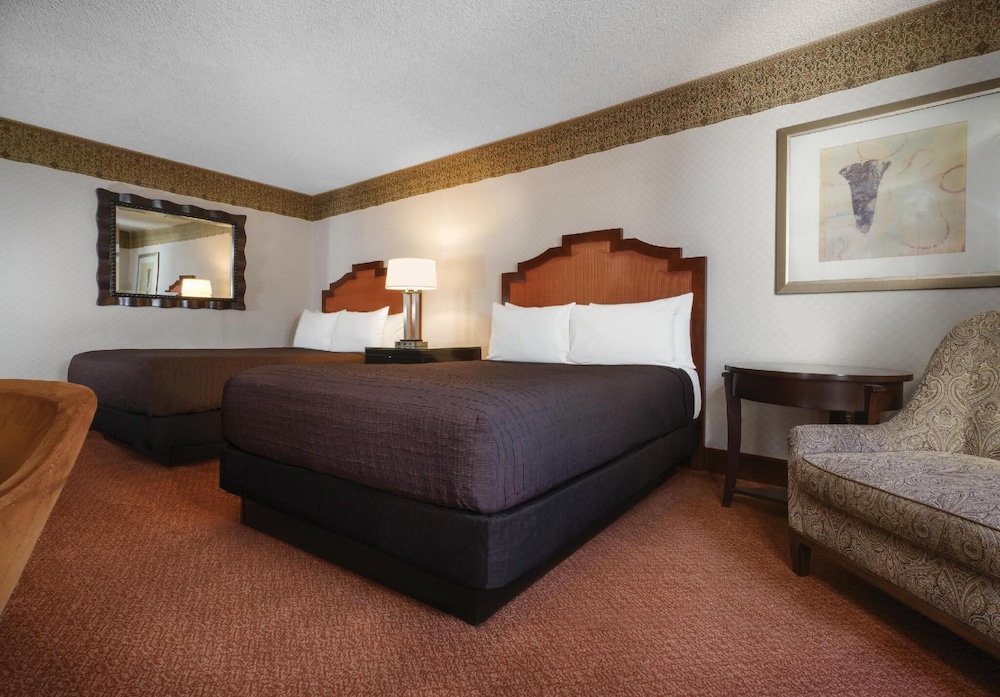 Manor Double Queen Room - Photo 3