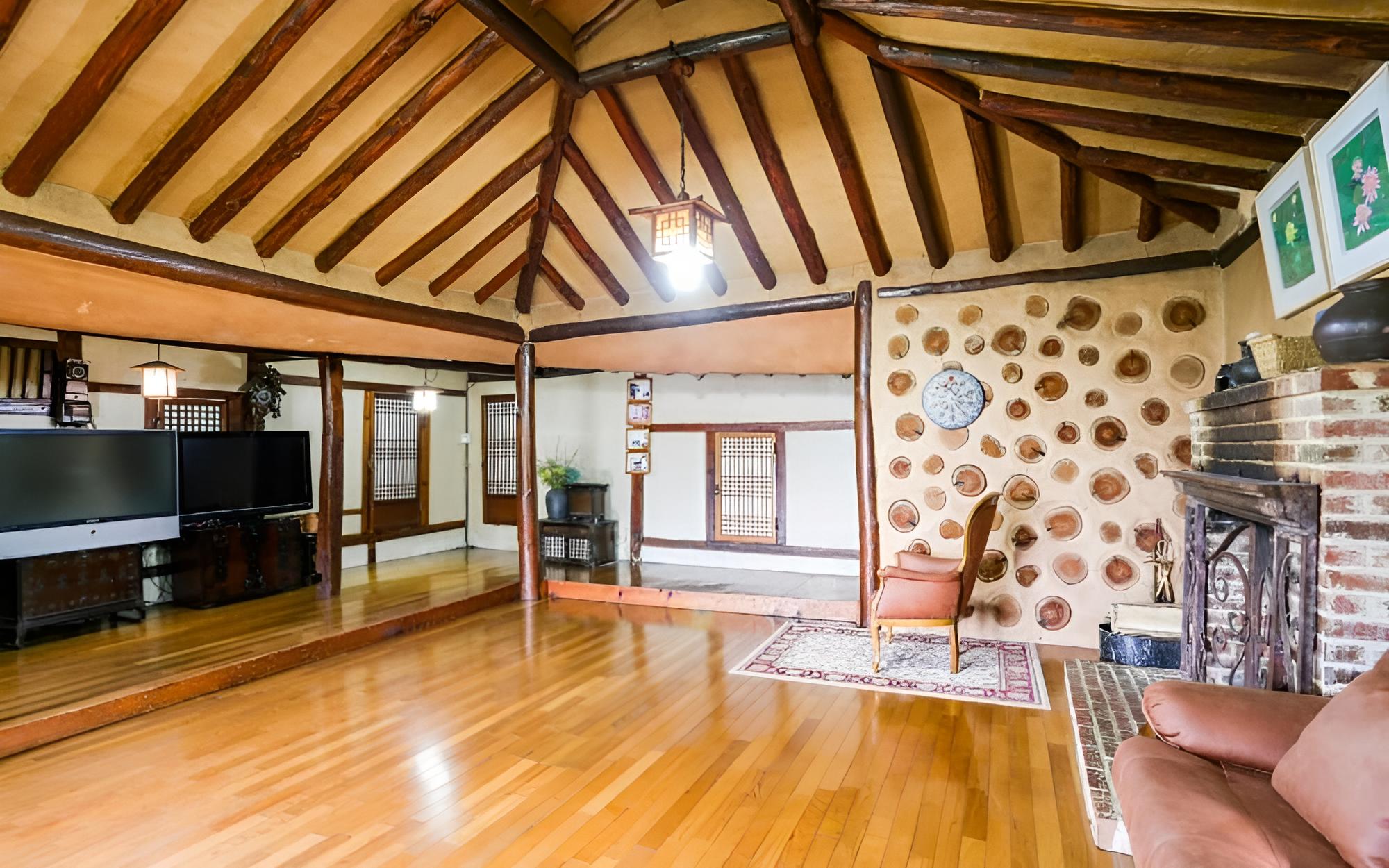 Room (Adobe house (Unshared House))