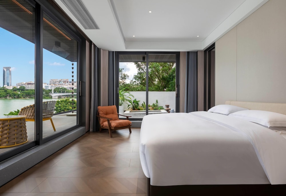 Suite, 1 King Bed (Courtyard)
