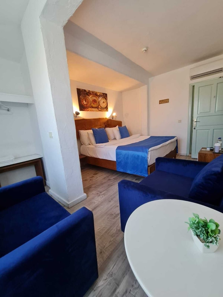 Standard Quadruple Room - Photo 8