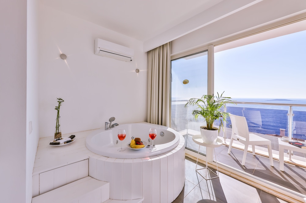 Honeymoon Room, Jetted Tub, Sea View photo 2
