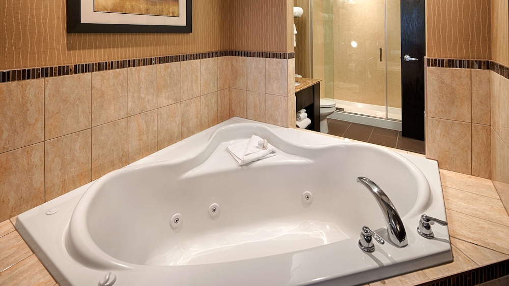 Suite, 1 King Bed, Non Smoking, Jetted Tub - Photo 5