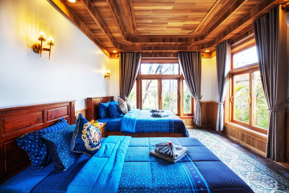Luxury Suite, 2 Bedrooms, Balcony, Mountain View