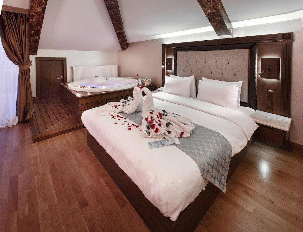 Deluxe Suite, Hot Tub, Lake View