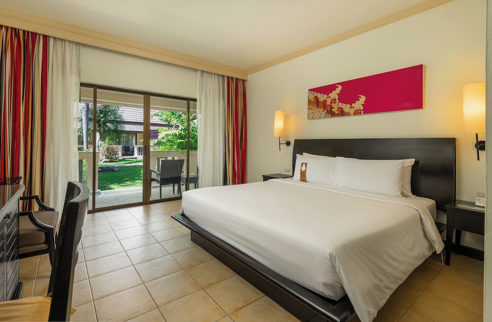 Deluxe Room, 1 King Bed, Garden View - Photo 2