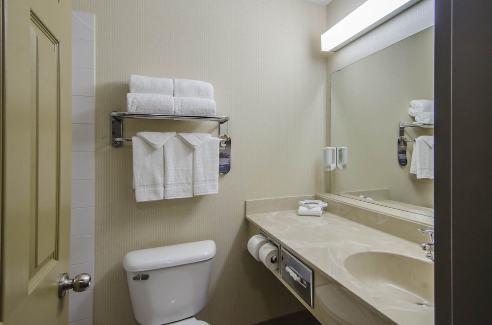 Room, Multiple Beds, Non Smoking (3 double beds) - Photo 7