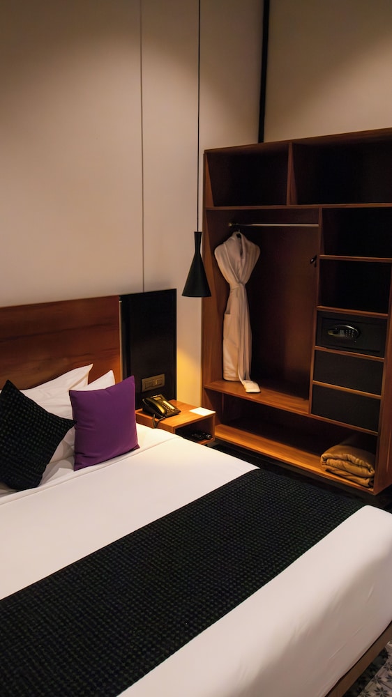 Standard Room 1 Queen Bed - Photo 4