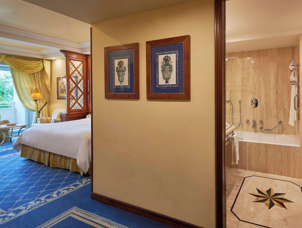 Family Room, Multiple Beds thumbnail 5