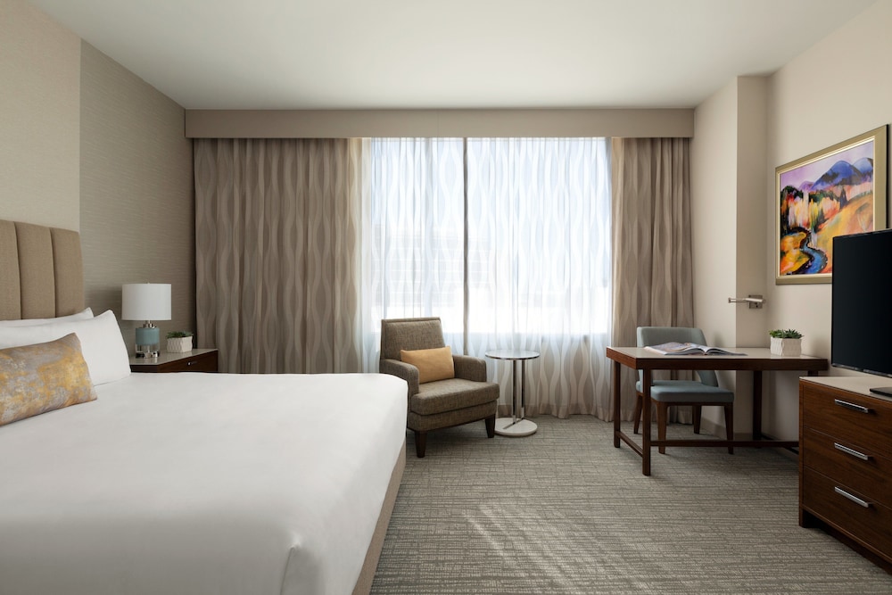 Classic Room, 1 King Bed, Roll-in Shower (Mobility) photo 2