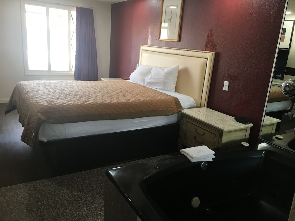Premium Room, 1 King Bed, Jetted Tub photo 3
