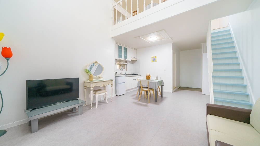 Basic Room, 1 Bedroom (saffron) photo 1